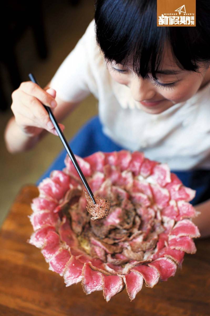 東京旅遊 肉1ポット（435克）$195/¥3,100 粒粒白飯渾圓晶瑩，散發著濃郁的米飯香，跟那極帶口感的半熟牛肉同吃，滋味絕倫。