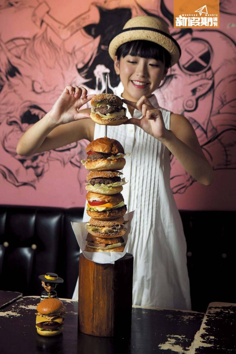 東京旅遊 模得兒要企起身先拿得起包塔的頂 層漢堡包,據說曾有兩個日本妹短 時間就把它幹掉。