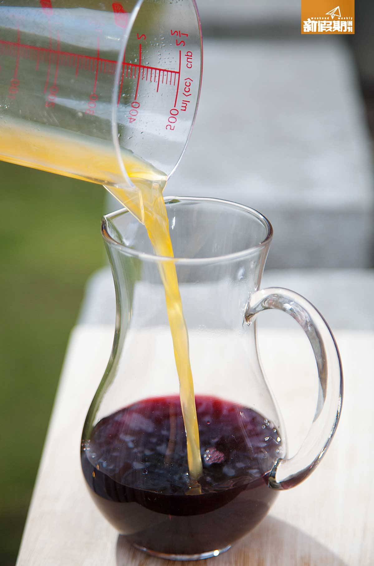 野餐食物 1.將紅酒、紅醋及橙汁加進大玻璃瓶中。