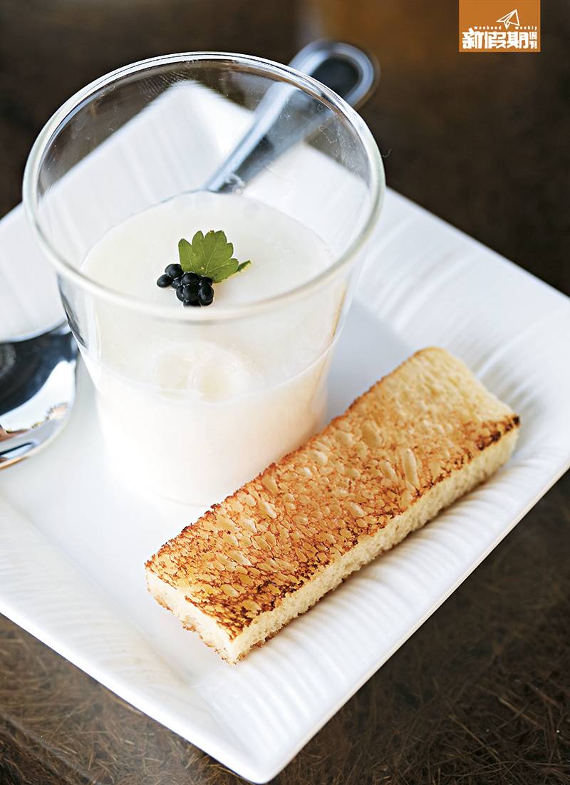 峇里 燉蛋白是自助早餐的招牌菜，蛋白呈流心狀態，十分香滑。