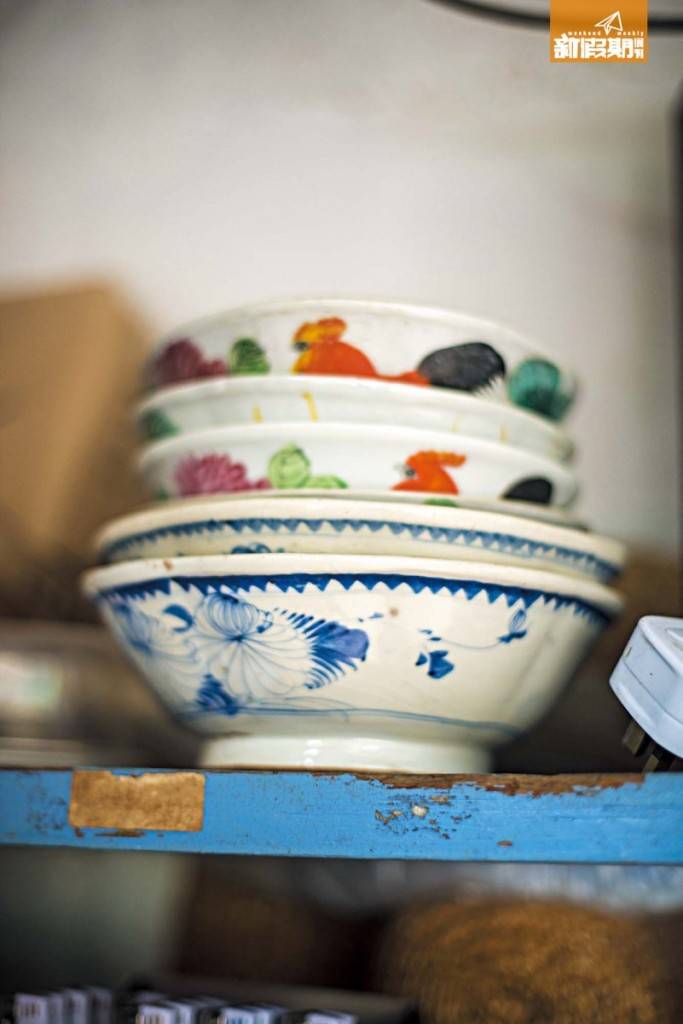 北潭涌 業主收藏的數隻雞公碗及舊花 碗，是店裡鎮店之寶。