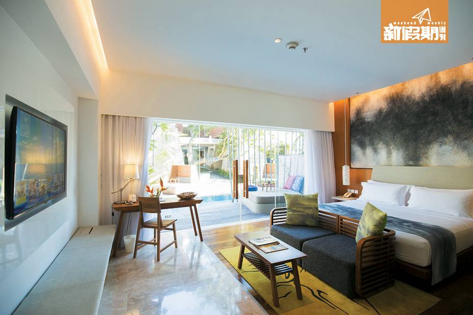 峇里 Deluxe Lagoon Access Room約640呎，白色裝潢配上鮮色家具，時尚感超重。