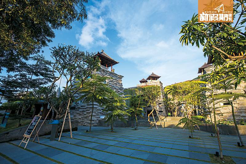 峇里 Maya Sanur Resort大門由數萬塊石磚搭成，並刻意放得東歪西斜，意念來自當地地標水神廟。