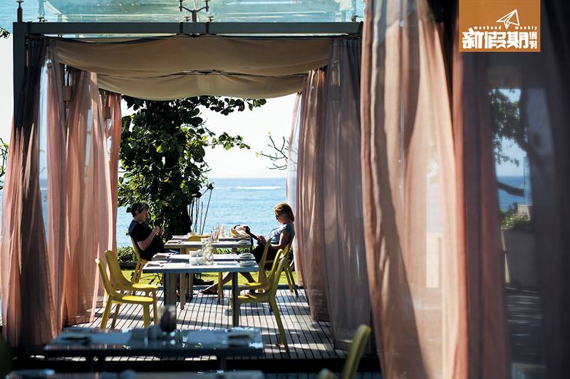 峇里 Resort 建於沙努爾海灘旁邊，客人可隨時跳入大海，同陽光玩遊戲，其餐廳Reef更佔盡最佳觀景位置。