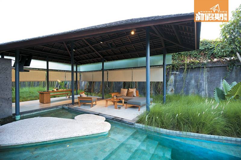 峇里 Villa內的戶外客廳有齊Sofa、電視、雪櫃、廚具和爐頭，同屋企無異。