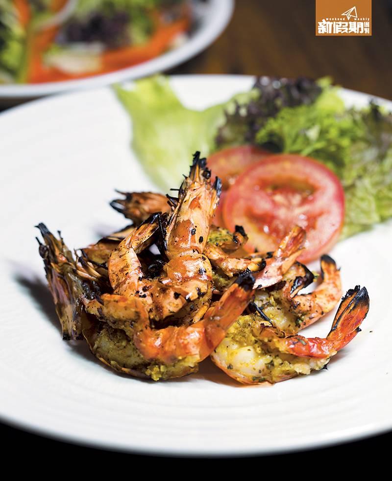峇里 老虎蝦肥大厚肉，燒前大廚只撒上粗鹽，以保持蝦肉原有鮮味。