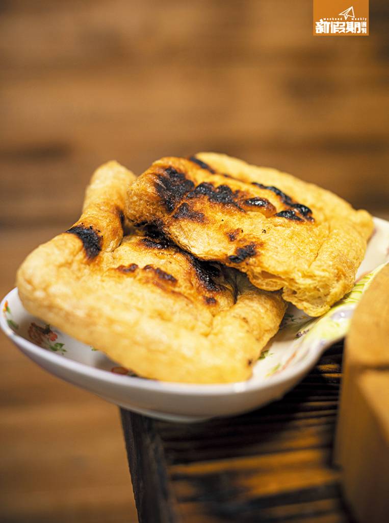 日本紅葉 四國 德島 醬油烤麵麩 有如咱們的響鈴，麵麩炸焗得又酥又脆，加點醬油同吃，焦香脆口又有鹹香。