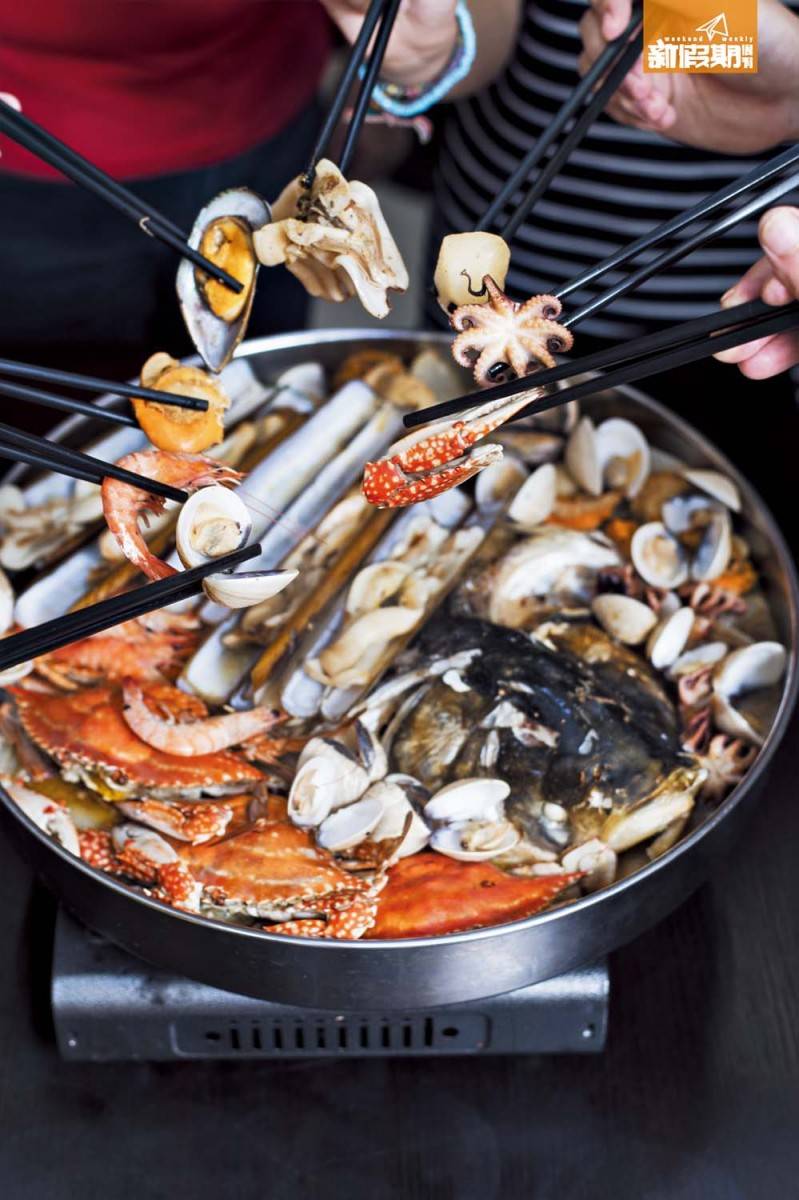 澳門 海鮮鍋「大盤魚」 （小）MOP288、 （中）MOP488、 （大）MOP688 圖為中型大小足夠4-6人食 用，小盤適合2-3人，大盤 可供7-8人食用。
