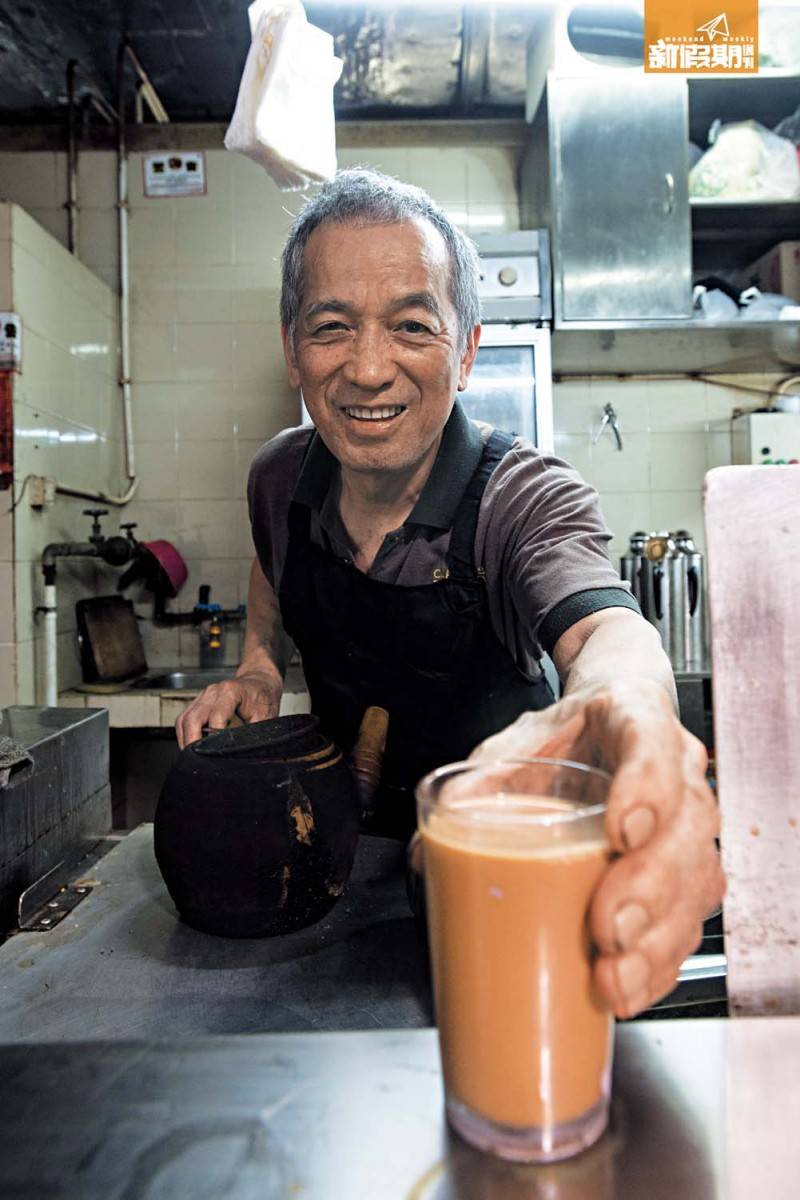 澳門 即沖瓦煲熱奶茶 MOP12 今年65歲的衛老闆笑言只多做幾年就不再做，叫大家把握機會幫襯！