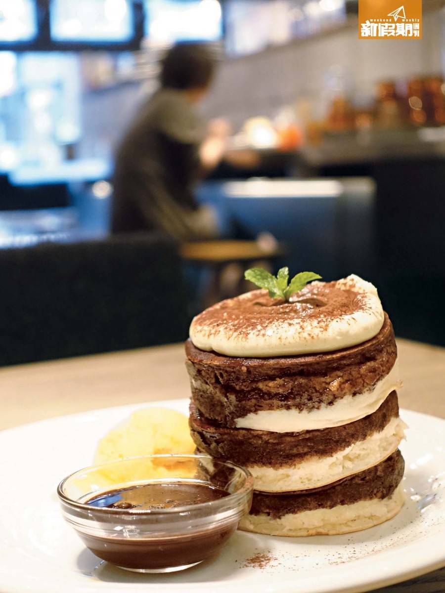 原宿、表參道 Tiramisu Pancake ¥1,380 / HK$90 以梳乎厘Pancake作基調，再加入Espresso及Cocoa粉末，味道確實極像Tiramisu，怕膩可配一杯咖啡！