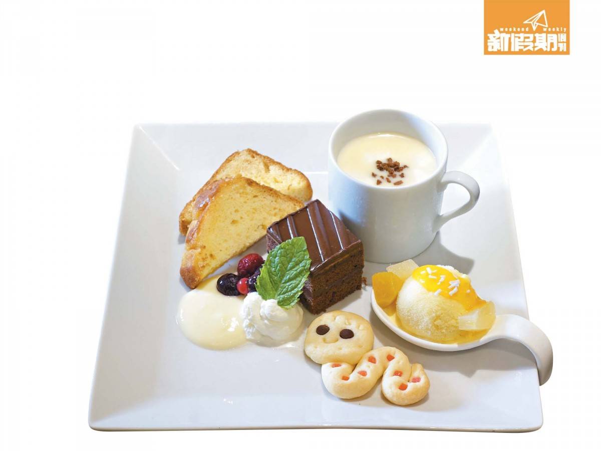 原宿、表參道 甜品拼盤 ¥864 / HK$56 Cafe只提供2、3款甜點Menu，當中除了有咖啡啫喱、朱古力蛋糕外，亦有可愛的蛇形曲奇。