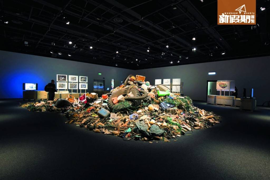 在展覽入口的裝置《 海洋的惡夢 》，垃圾來自夏威夷、波羅的海等世界級海灘。