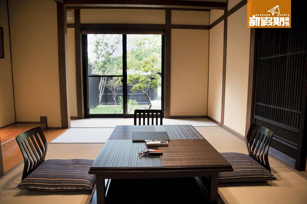 溫泉 日式榻榻米客廳，望著小花園歎茶、發呆或睡午覺都不錯。