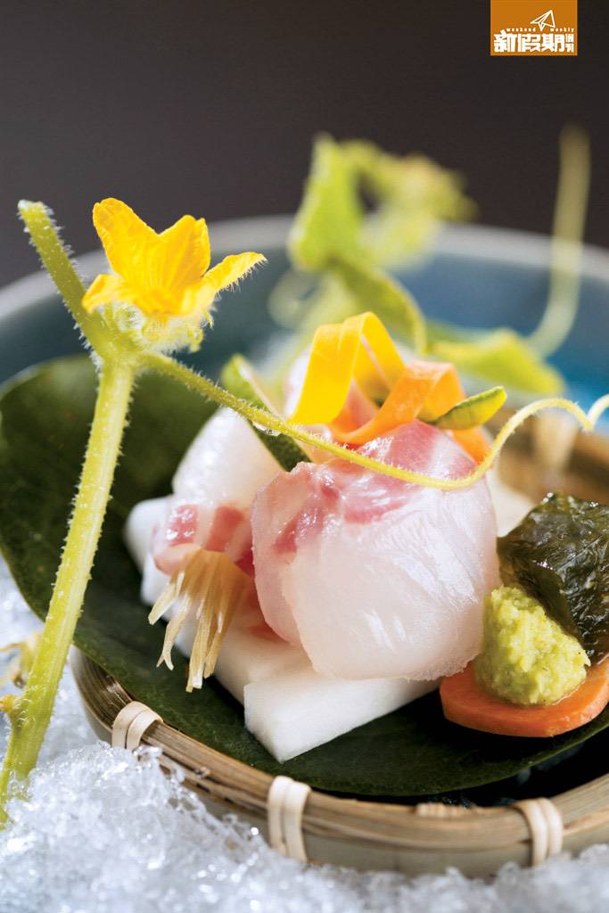 溫泉 晚餐的刺身不只是「 一塊生魚片 」，這晚師傅便用鯛魚捲茗荷、用魷魚捲紫蘇，味道很有新鮮感。
