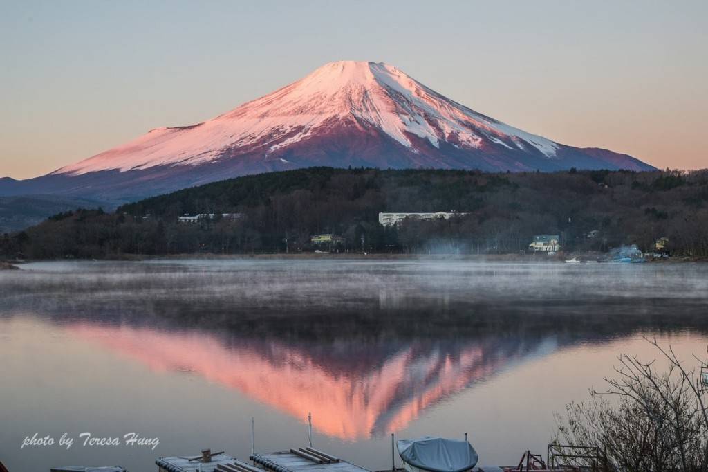 這麼早起床的原因是我們想看能不能看到傳說中太陽升起時日光下的赤富士，富士山的顏色隨著時間慢慢的改變，