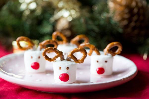 聖誕甜品 3.再將紅色M&M沾取白巧克力黏在棉花糖上，黑巧克力融化，再用牙籤沾取作為麋鹿的眼睛。