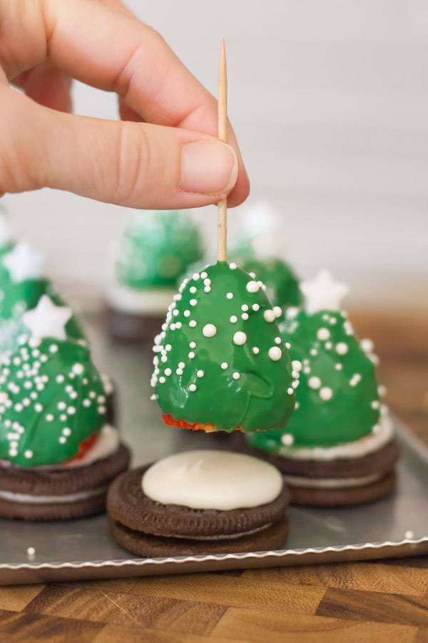 聖誕甜品 3. 在奶油上加上糖飾，再於餅乾上塗上少許奶油作固定