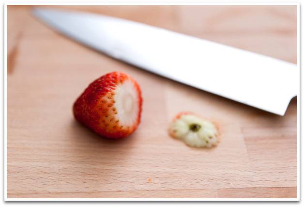 聖誕甜品 1. 將草莓蒂切掉，並將草莓依照1：2的比例切開。