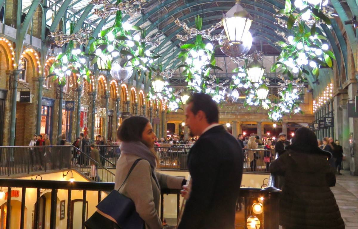 倫敦聖誕 科芬園的檞寄生造形聖誕燈飾，在檞寄生下可以趁機親喜歡的人當作告白。