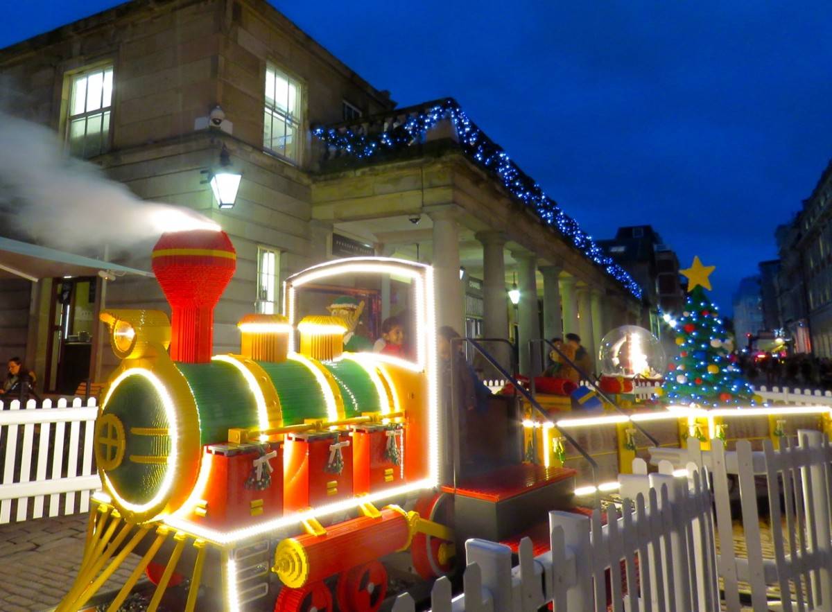 倫敦聖誕 樂高積木造的聖誕火車，滿足童心