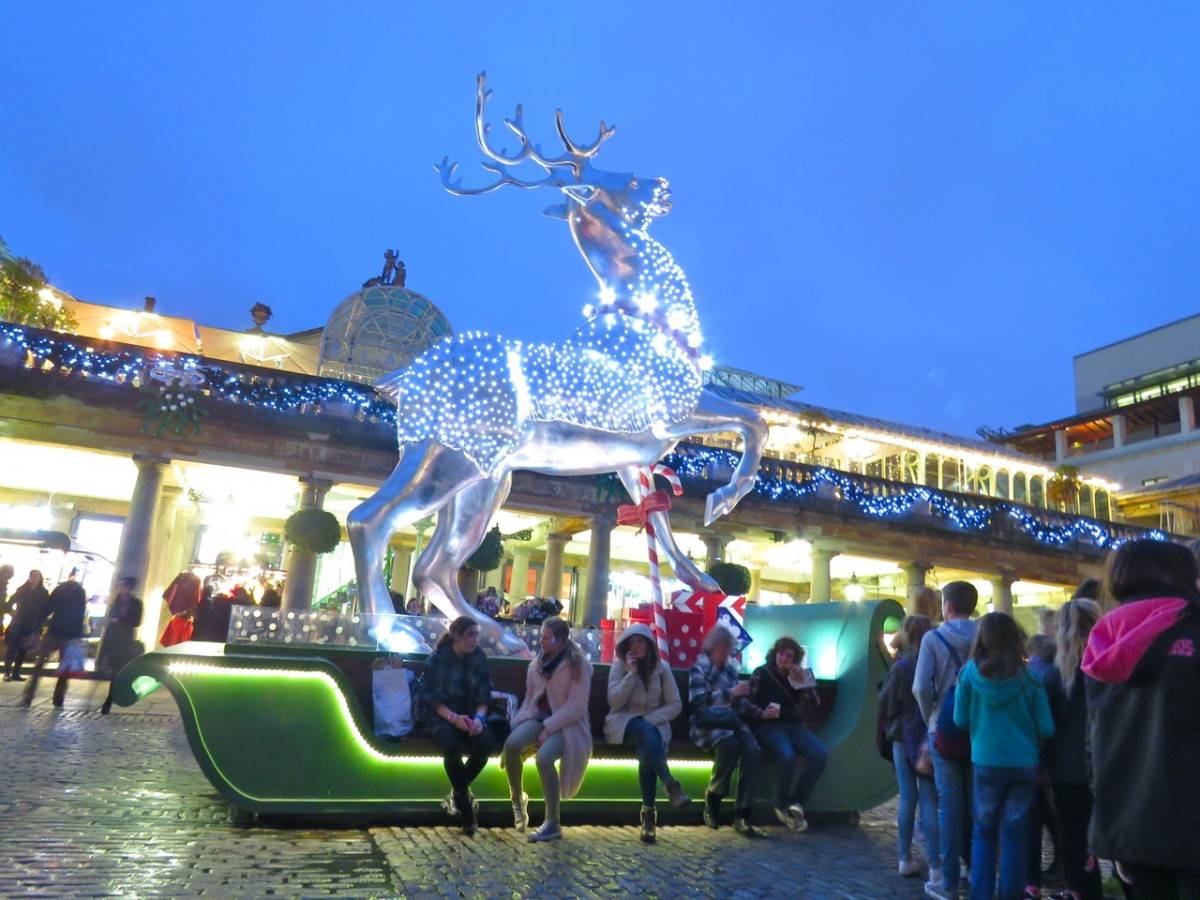 倫敦聖誕 巨大的麋鹿與雪橇造型聖誕裝飾，讓人覺得很歡樂。