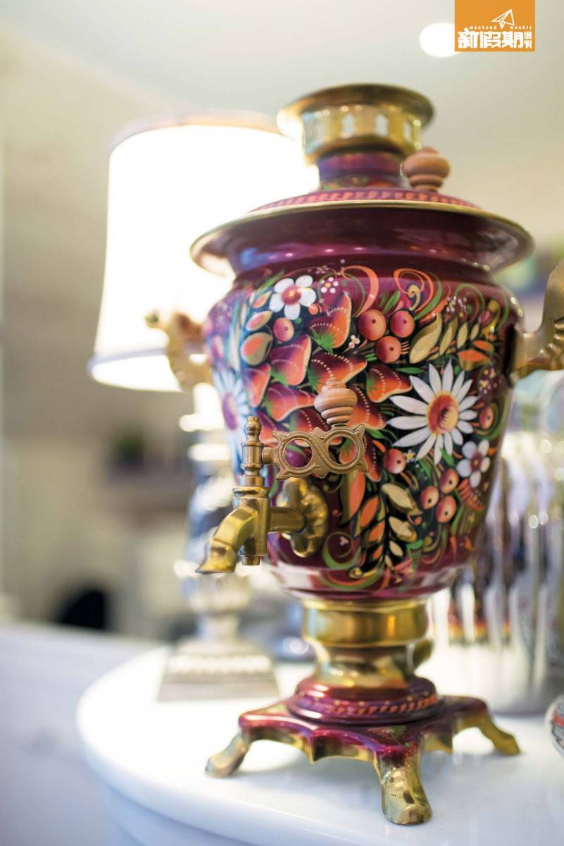 下午茶 店內有不少古董餐具和傢俱，而這個彩繪銅製水壺，便是店主從俄羅斯帶回來的。