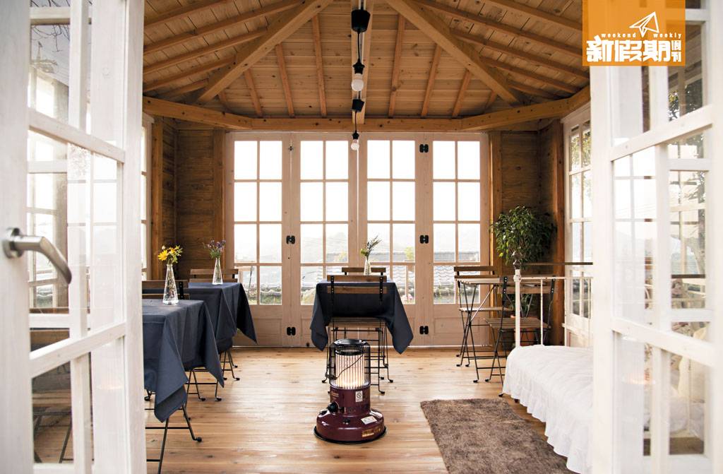 我們住的Airbnb Le Jardin Charme走歐式風格，有兩間房間出租，兼營古董café，風景優美。