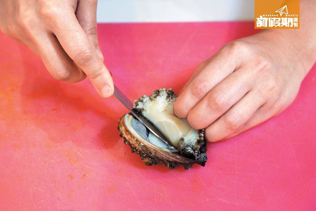 團年飯菜單食譜 1. 鮑魚去殼及內臟，用生粉份量外）清洗後抹乾及𠝹格仔花。