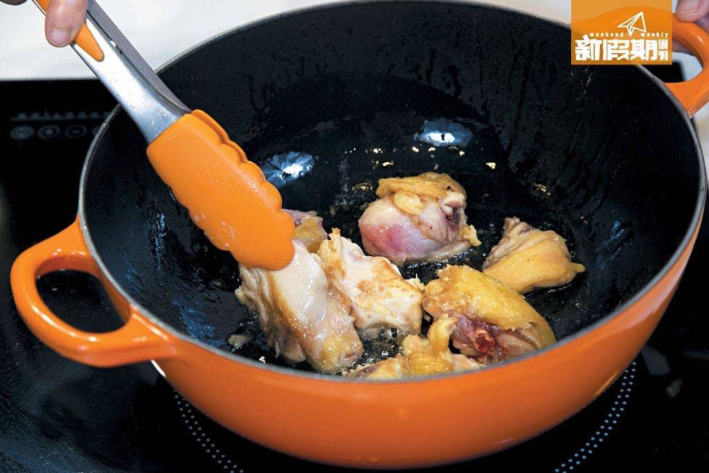 團年飯菜單食譜 2. 雞件加醃料拌勻，煎至金黃色，盛起瀝乾油份。