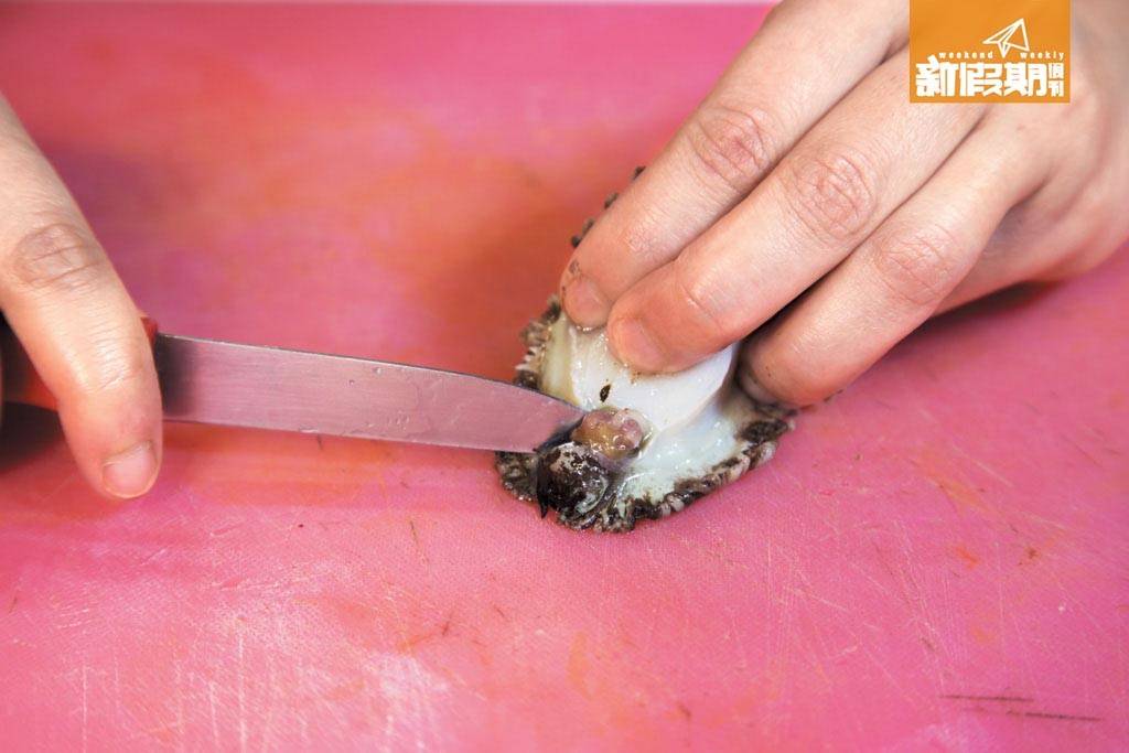 團年飯菜單食譜 貼士：鮑魚的內臟是指鮑魚弧形頂端綠色的 部分，只要用刀切出即可。