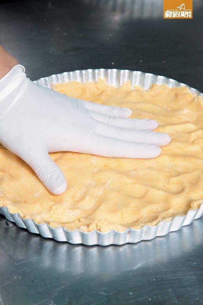 團年飯菜單食譜 2. 將粉糰鋪入已掃牛油的撻模上，並用手壓平，再放入175℃焗爐焗15分鐘。