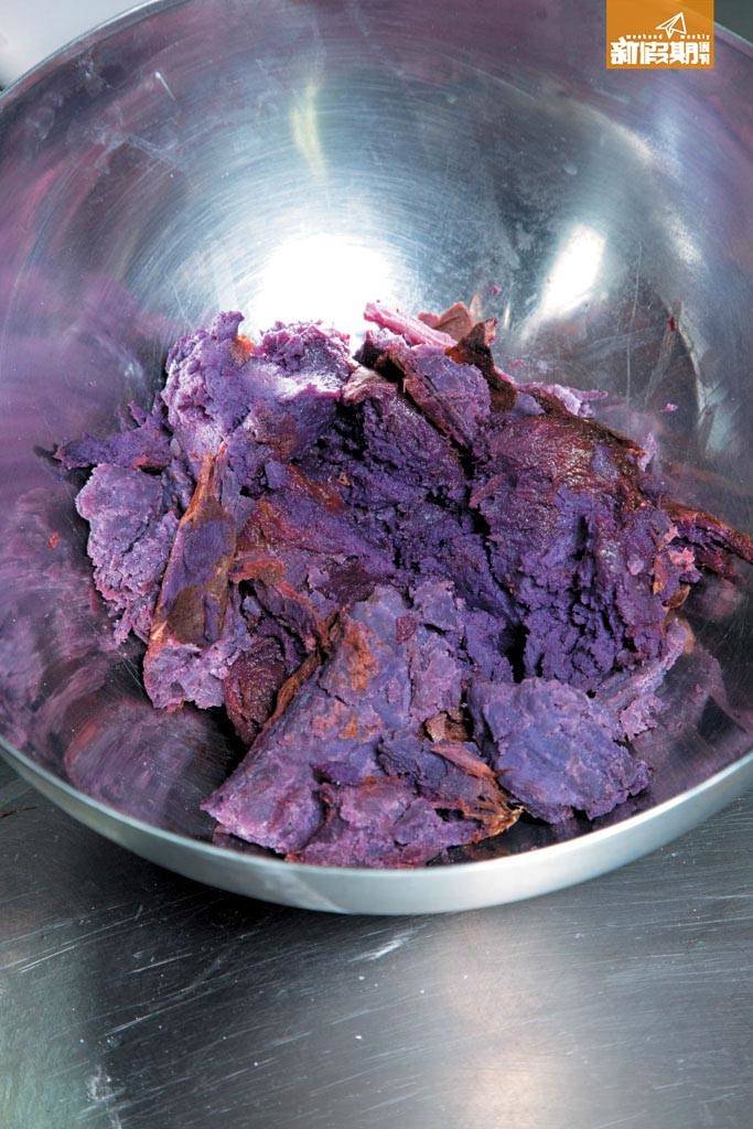 團年飯菜單食譜 3. 將紫薯烤熟，搗爛後再混入其餘紫薯餡之材料