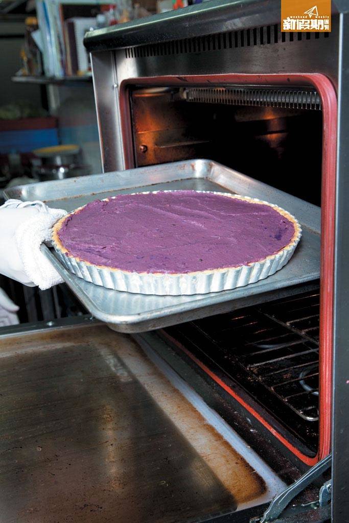 團年飯菜單食譜 4. 將紫薯餡倒在焗好的撻底上，最後放入175℃焗爐焗20分鐘。