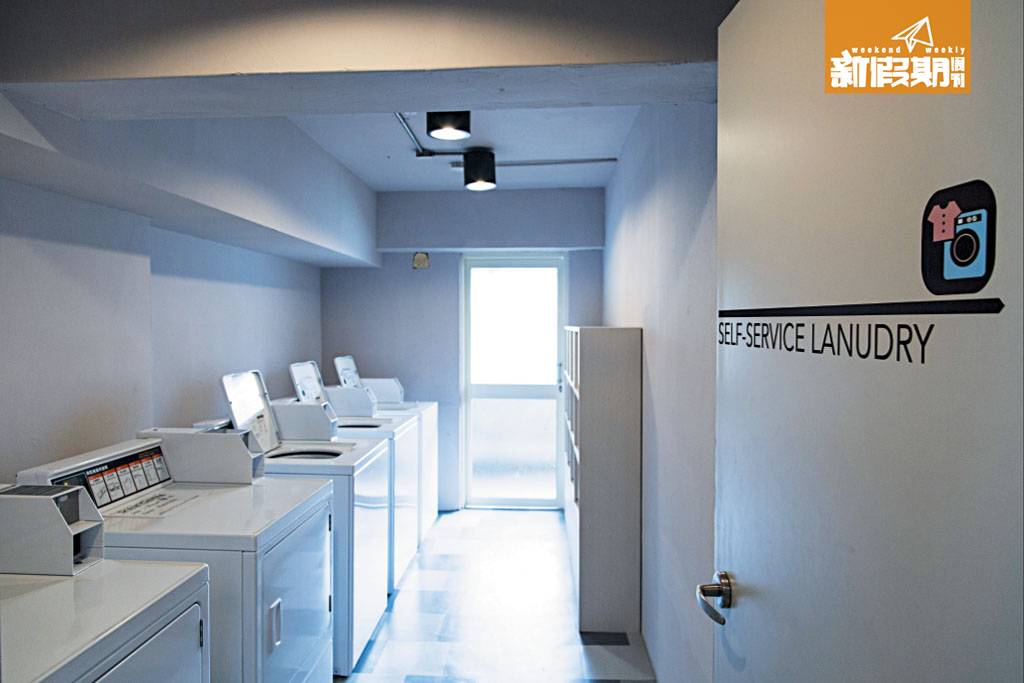 膠囊旅館 頂樓設自助洗衣機，每次NT30/HK$7，大學宿舍價錢，相當抵用。