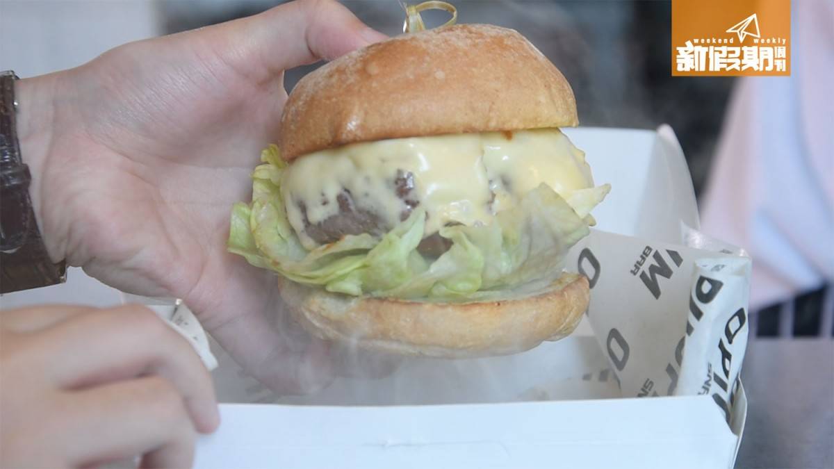 西環 煙燻雙重芝士安格斯漢堡 $69。 以澳洲車厘木煙燻漢堡，打開時超有效果的！