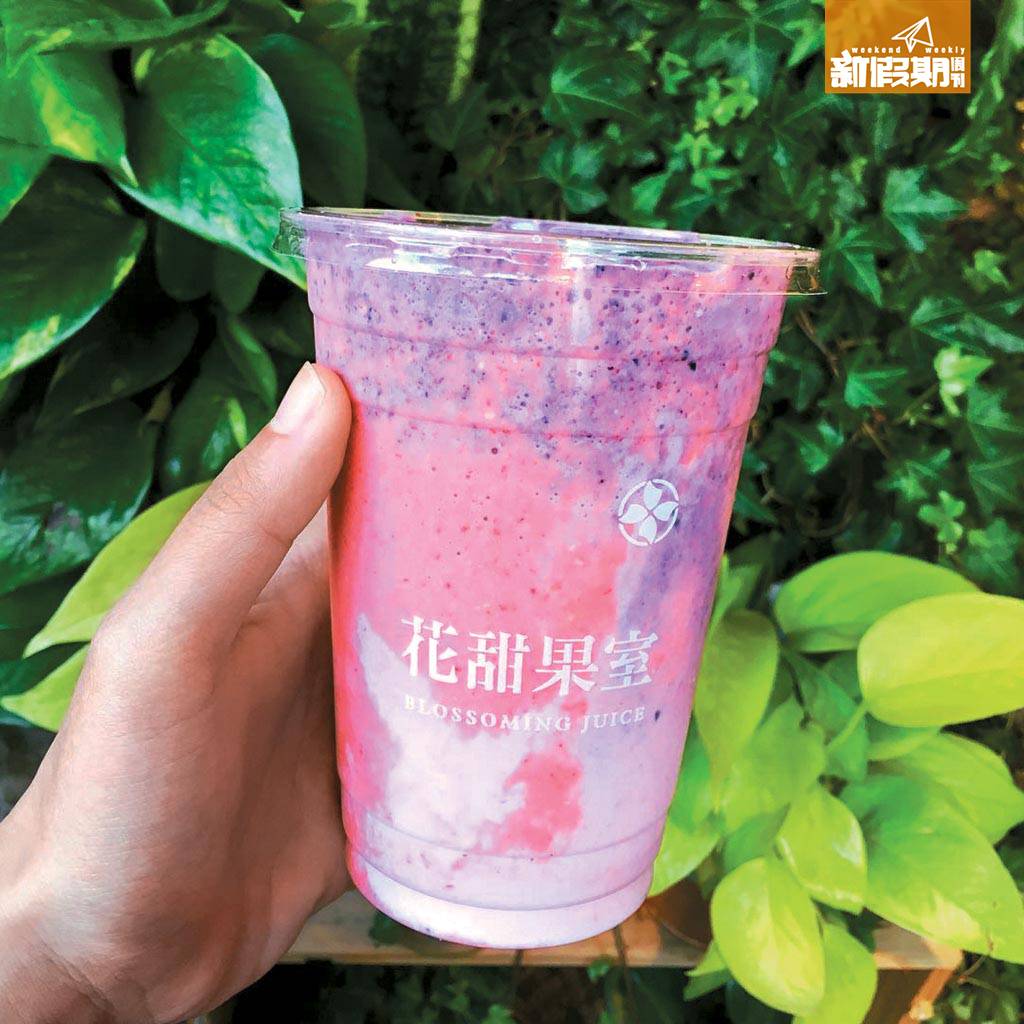 台北 草莓藍莓燕麥奶昔， NT95/HK$22。粉紅拼粉紫是少女大愛，入口滑溜濃奶香，夾雜脆脆燕麥，還有蜂蜜平衡莓果的酸味。