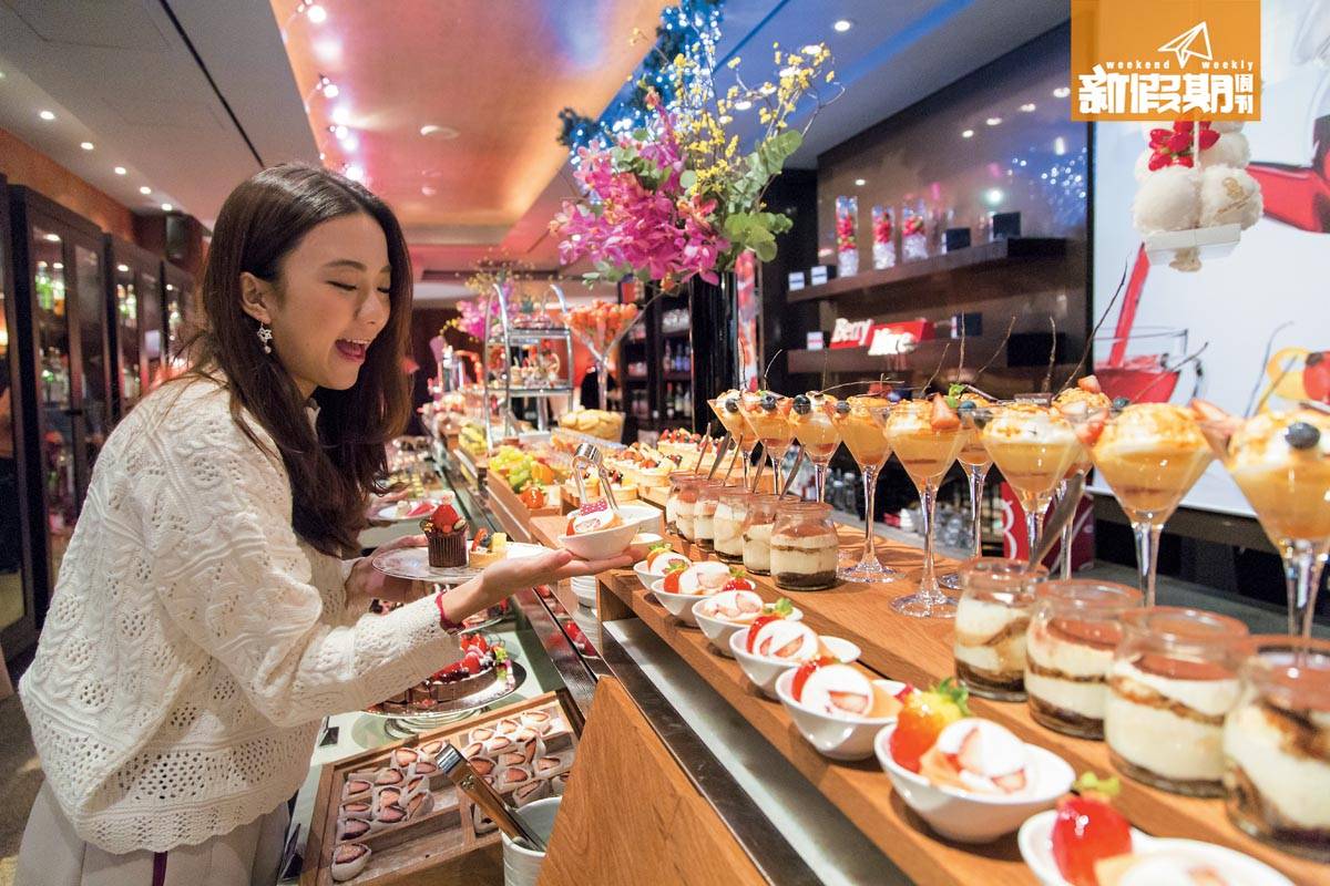 韓國 70款士多啤梨多到眼花繚亂，拎食物唔使等， 侍應仲不停refill，確保每個客都可以食勻每款甜品。