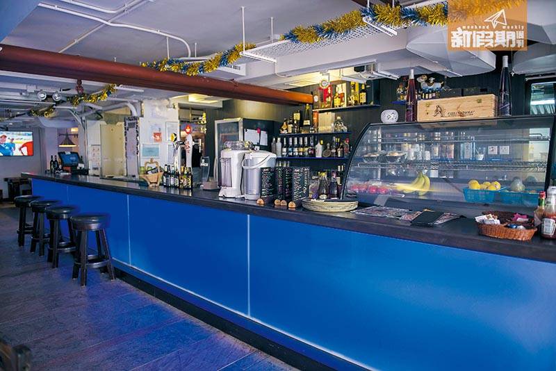 梅窩 藍色LED燈的酒吧區， 提供自由配搭的雞尾酒。