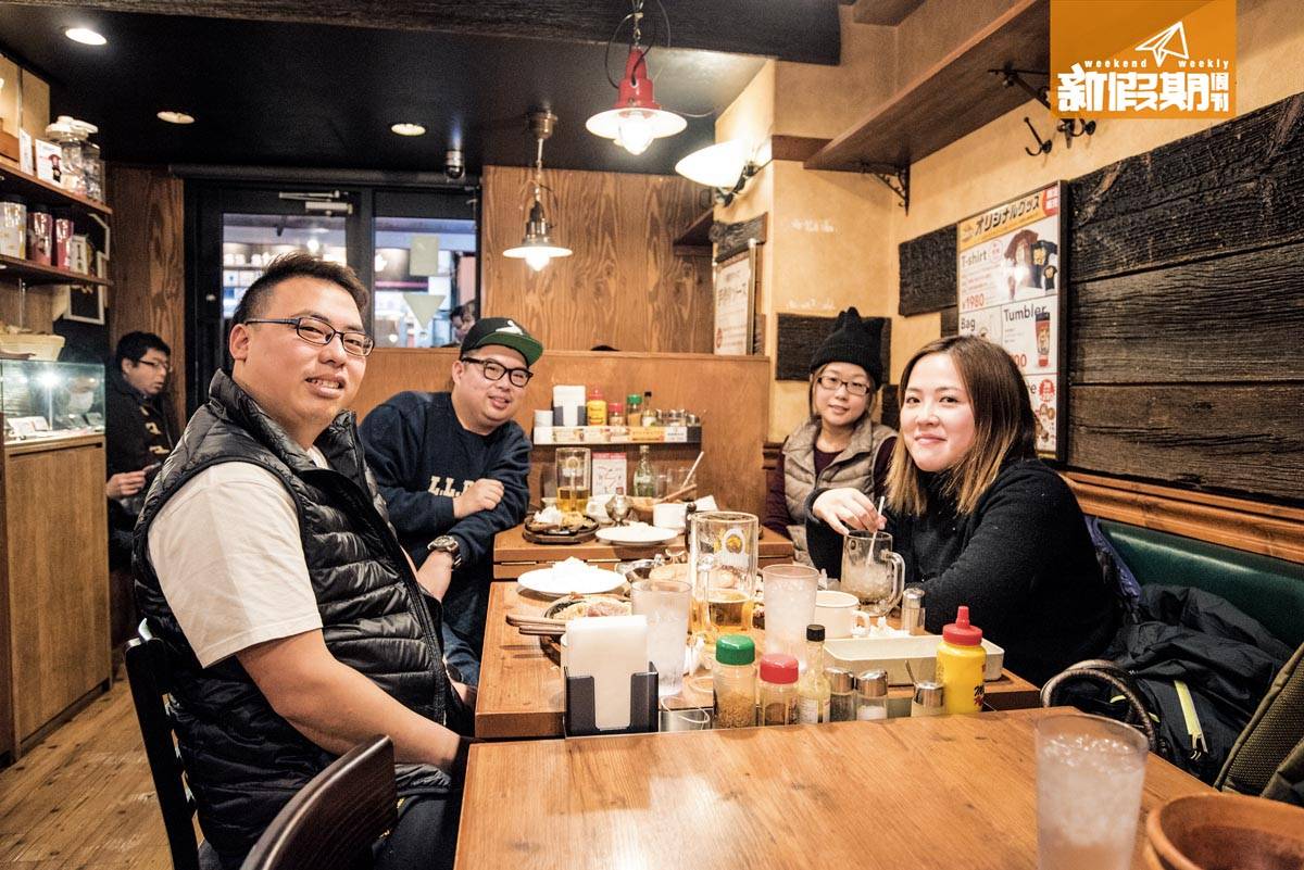 秋葉原 香港遊客Marco及朋友：「因為愛食牛肉，專登過來幫襯，雖然冇食三磅牛扒，但味道唔錯，好抵食。」