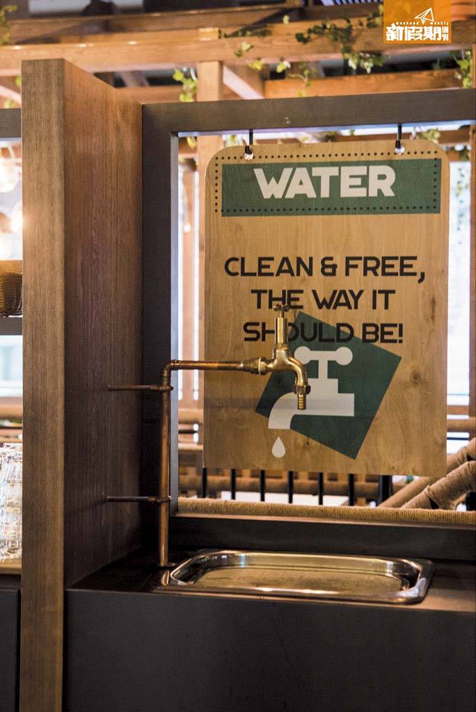 素食快餐店 設過濾水，可免費添飲。