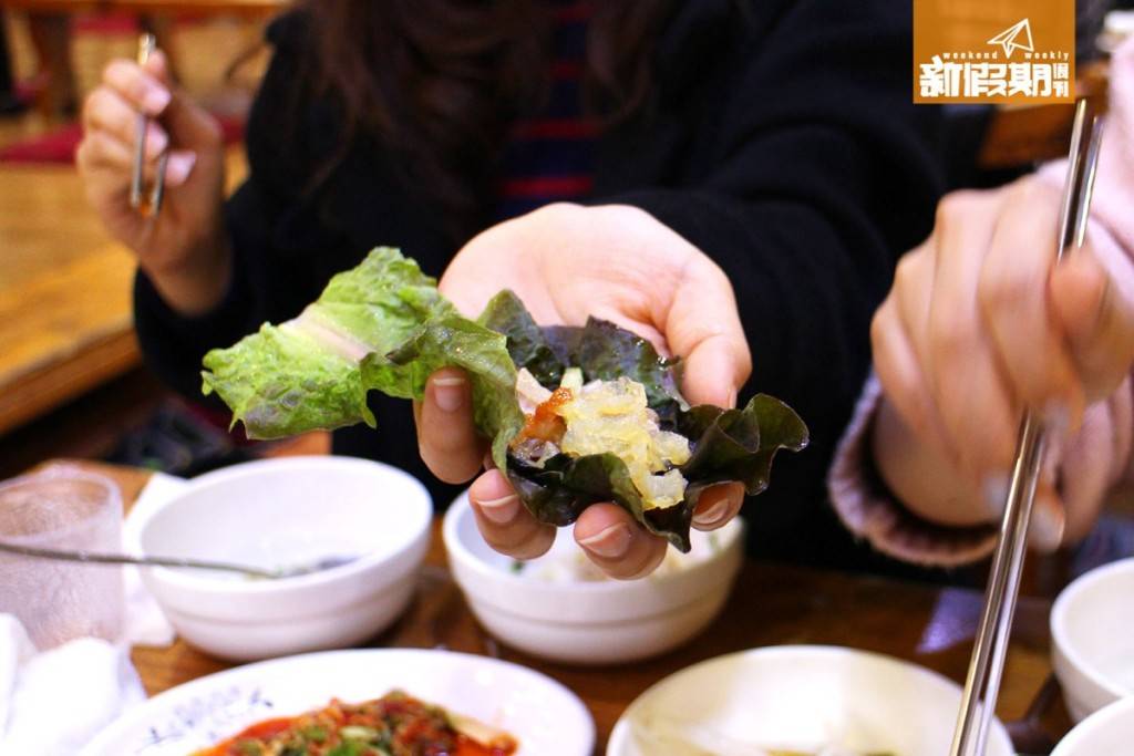 釜山 可以生菜或者紫蘇葉，包埋海蜇、青瓜絲、泡菜等，加埋芥末豬腳一齊食。紫蘇葉微微的香料味，令豬腳味道變得幾特別，清新而不油膩。