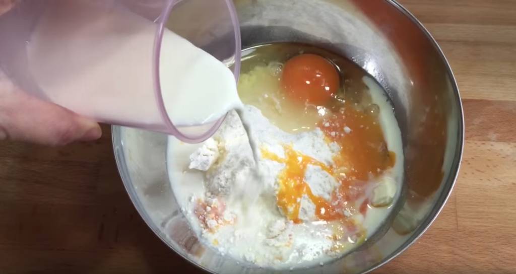 麵包超人 1. 日式班戟粉放大碗內，加入雞蛋及鮮奶拌勻。