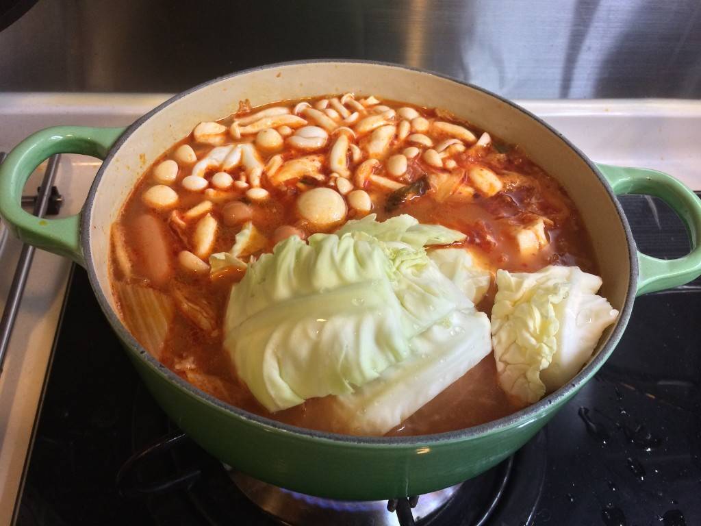 材料 做法 湯底 韓式部隊鍋食譜 韓式辣湯煮滾後，放入鴻喜菇、脆皮腸、椰菜