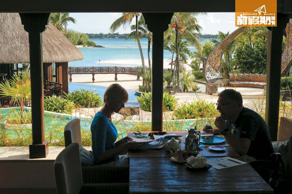 所有餐廳都對住海景，大量靚位。加上採開放式設計，邊食邊享受海風，環保抵讚。