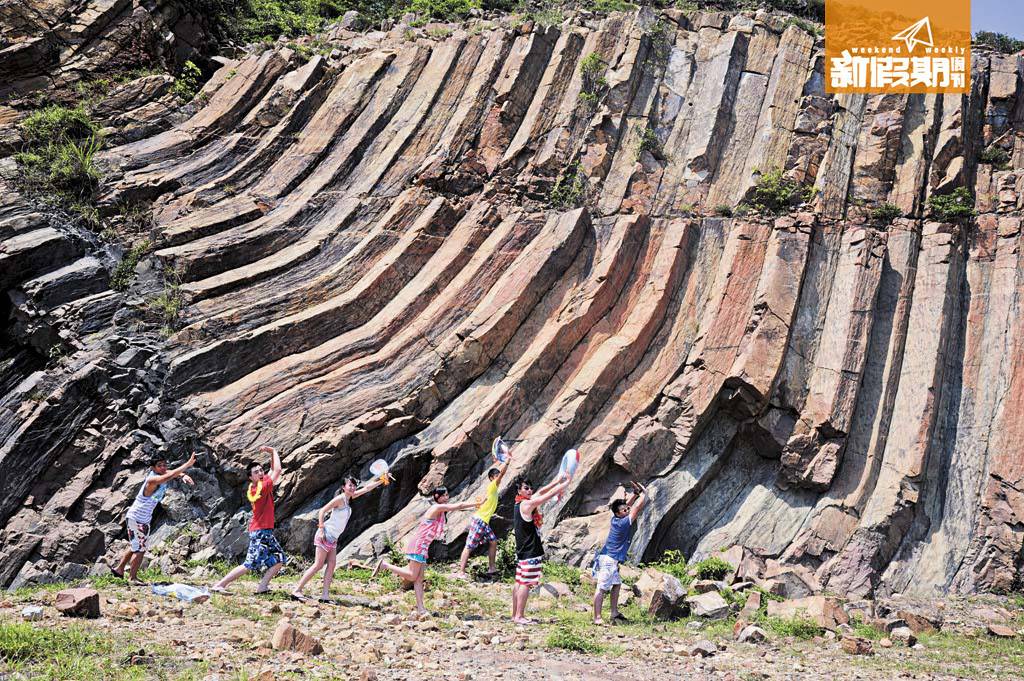 香港 萬宜水庫 白堊紀火山爆發後， 熔岩冷卻收縮，變成S形或傾斜的六角形石柱。