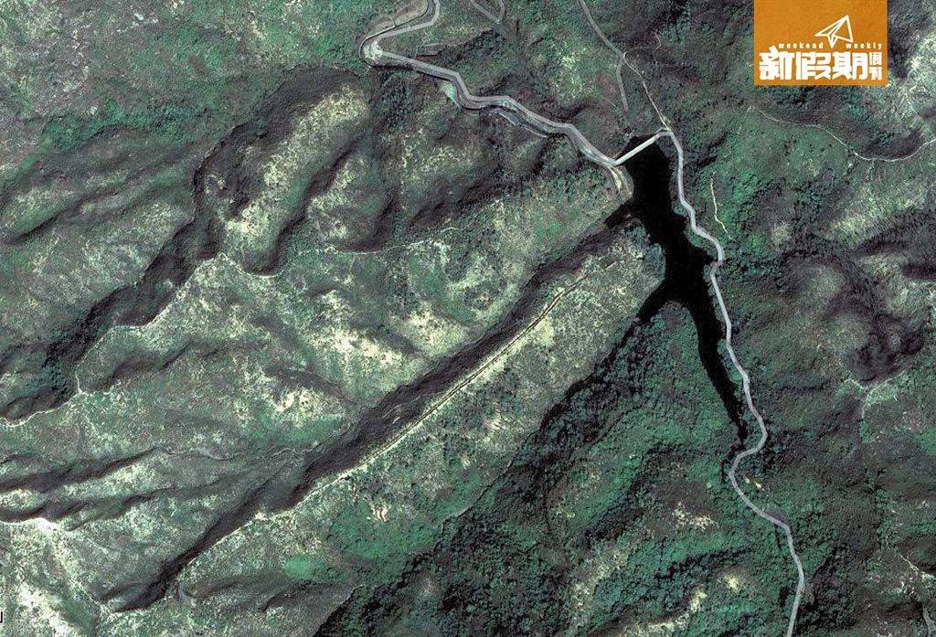 行山 從衛星圖片可見到轍痕何其「直筆甩」。