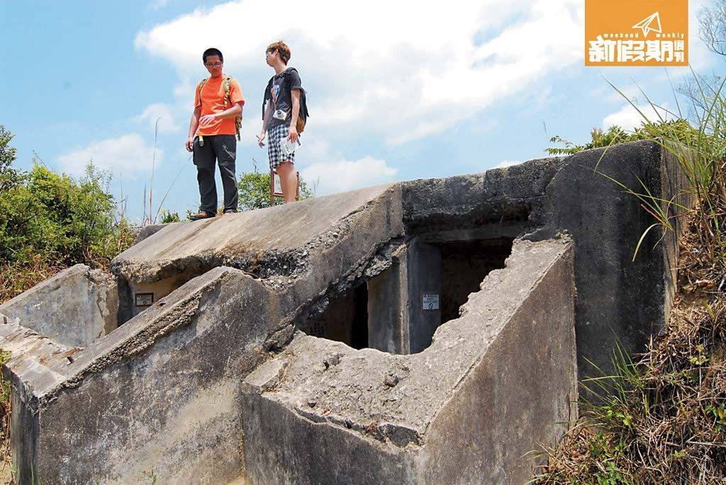 行山 麥理浩徑旁的偵察堡石室，是陣地裏保存得最完整的一部分，軍人用以觀察荃灣海岸線。