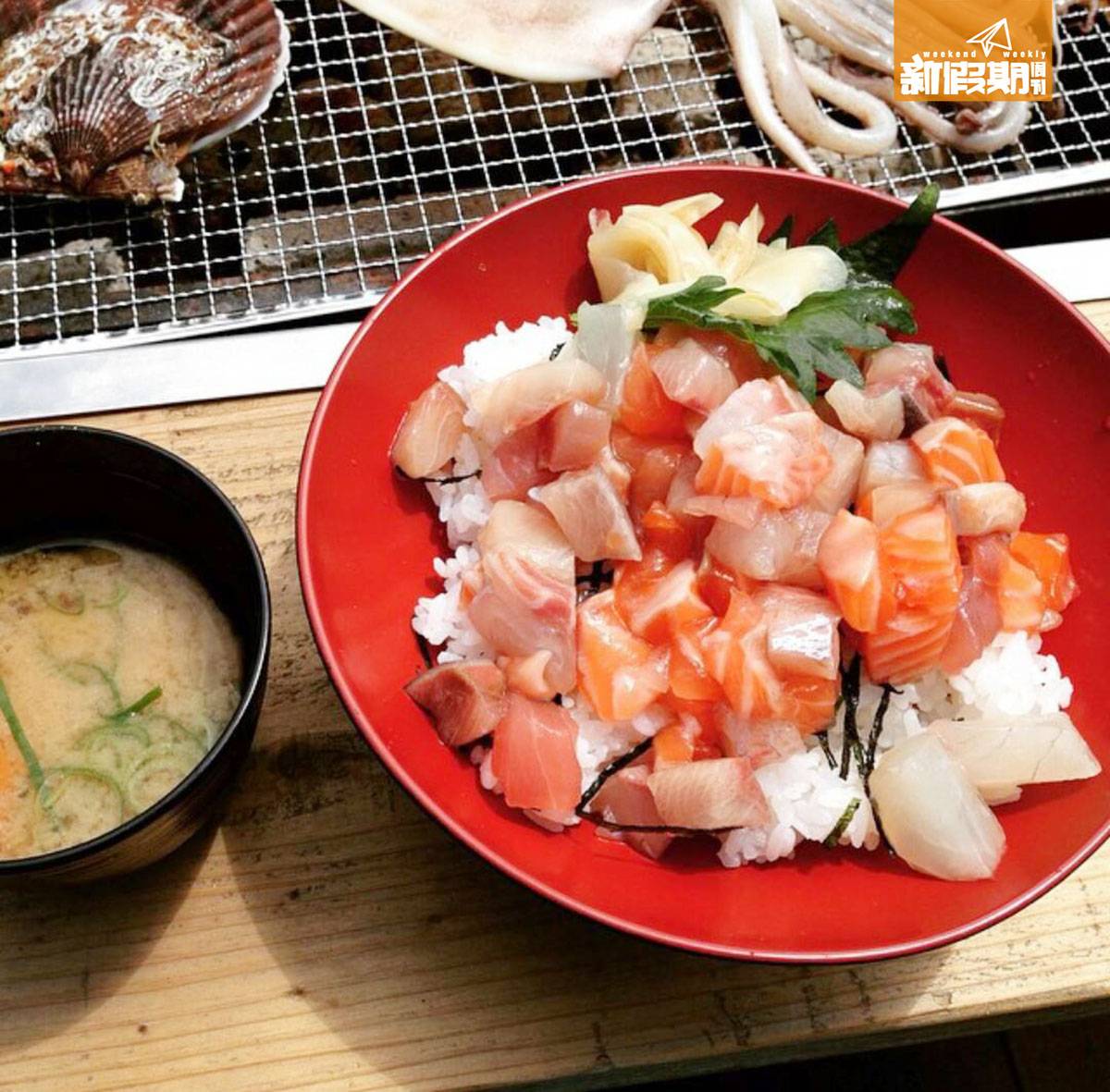 大阪 美食 黑門市場 每天都有不同的海鮮供應，海鮮丼配燒貝、魷魚等，風味極佳。（相片授權：中之島漁港）