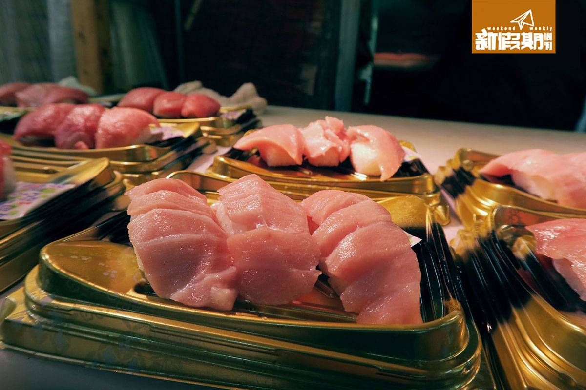 大阪 美食 黑門市場 中拖羅¥1,500/HK$105 3大件呑拿魚壽司，入口即溶魚味香濃，油脂佈滿一口，真的一食難忘！