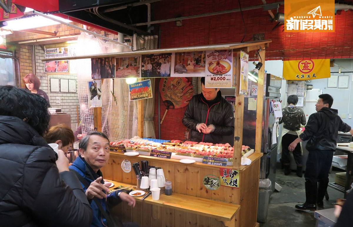 大阪 美食 黑門市場 師傅在店前即場握拖羅壽司。